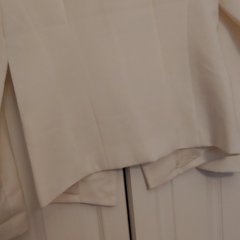 Elegant Ivory Blazer - Picture 5 of 6
